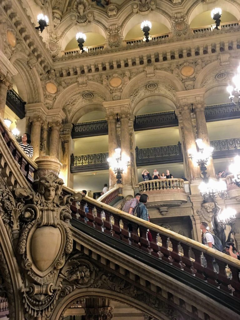 フランス-パリ-オペラ座-ガルニエ宮内観-中央階段