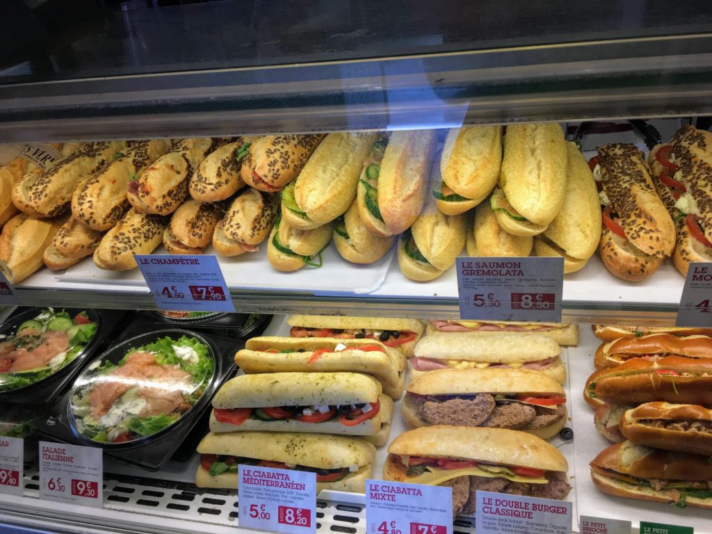 フランス-パリ-パン屋のサンドイッチ
