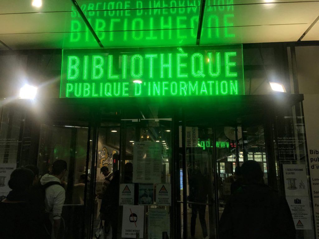 フランス-パリ-ポンピドゥセンター図書館入り口